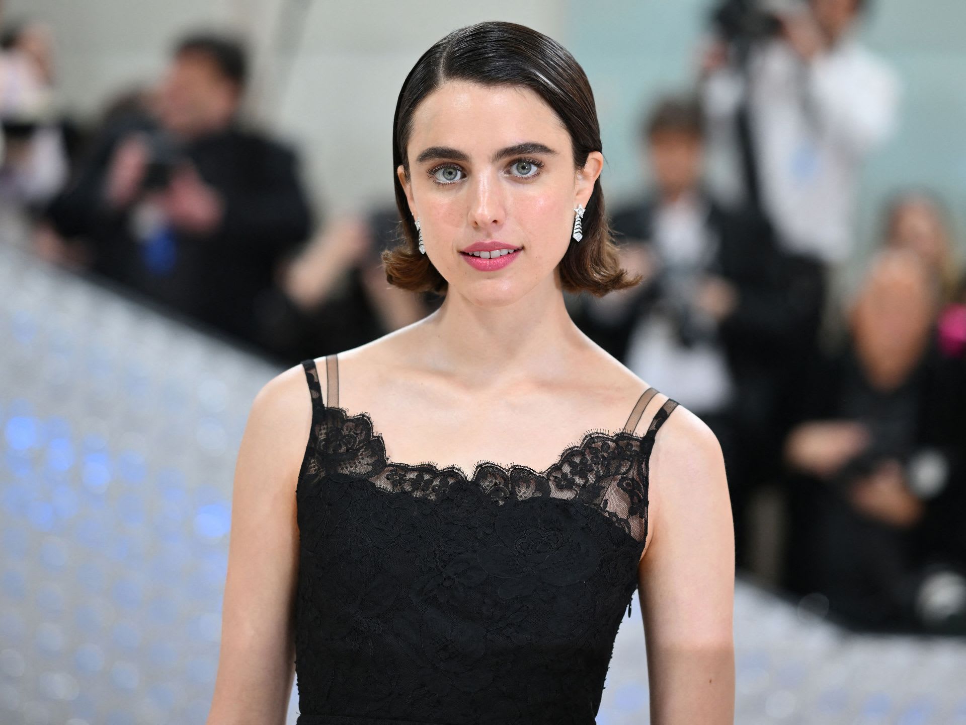 1920x1440 Nepo baby' Margaret Qualley shows off $100k engagement ring with famous fiancé. HELLO!