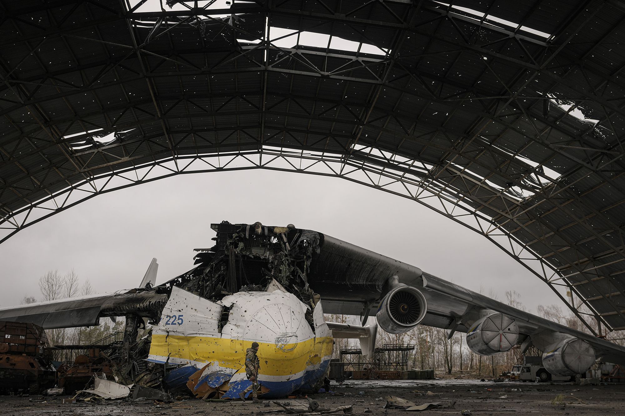 2000x1333 image show destruction of world's largest airplane in Ukraine