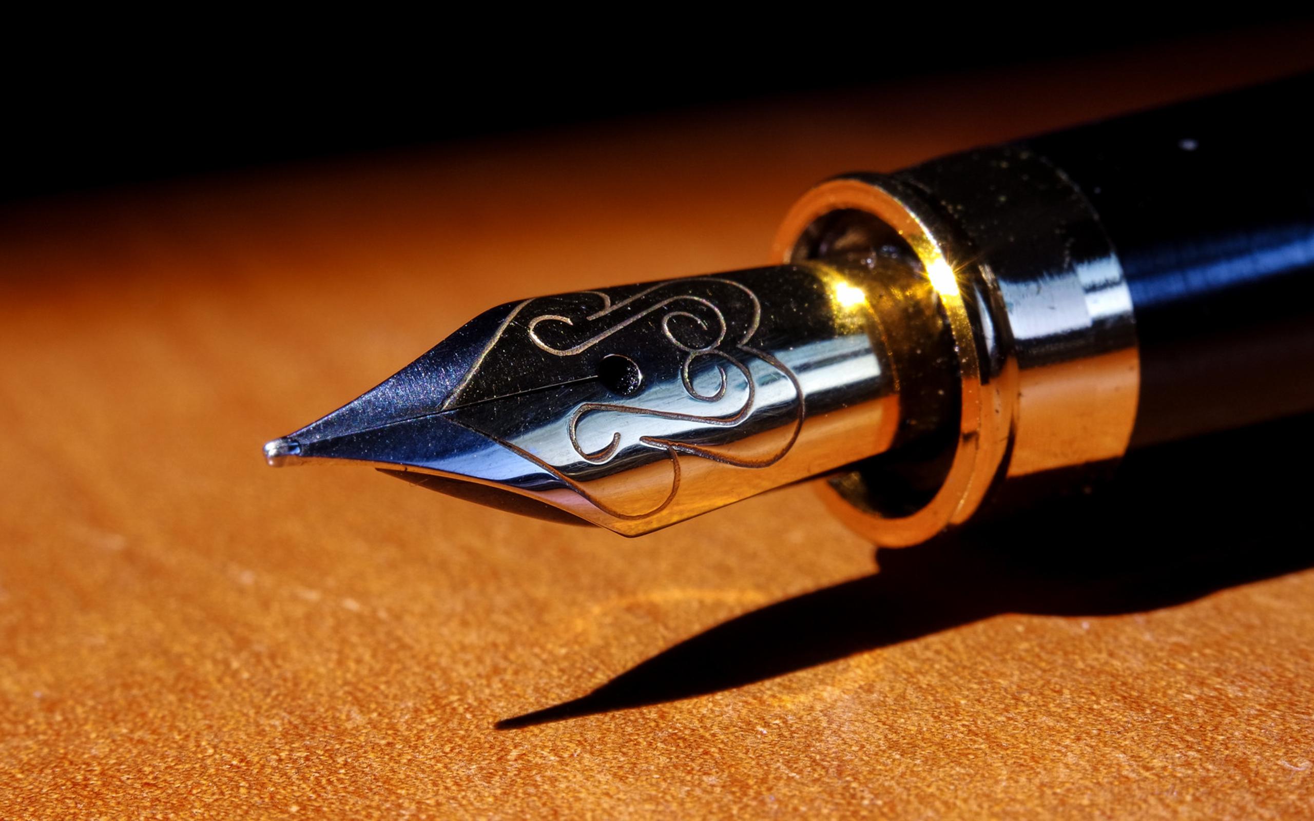 2560x1600 Shiny feather pen