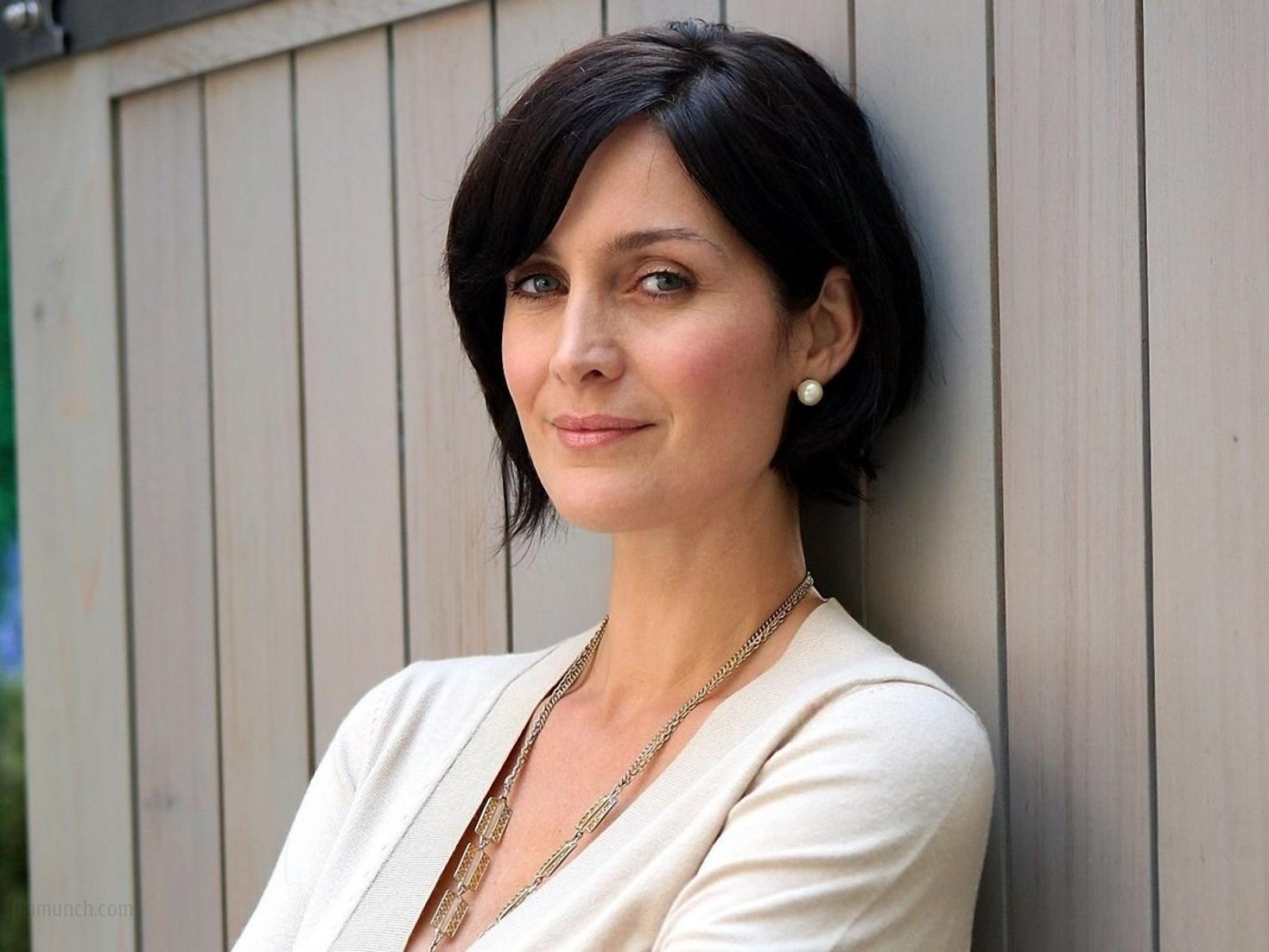 1600x1200 Carrie Anne Moss