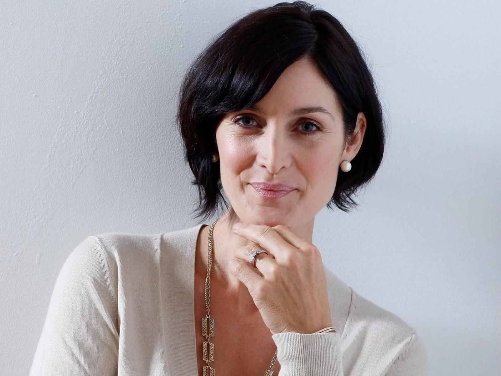 1600x1200 HD Carrie Anne Moss Wallpaper