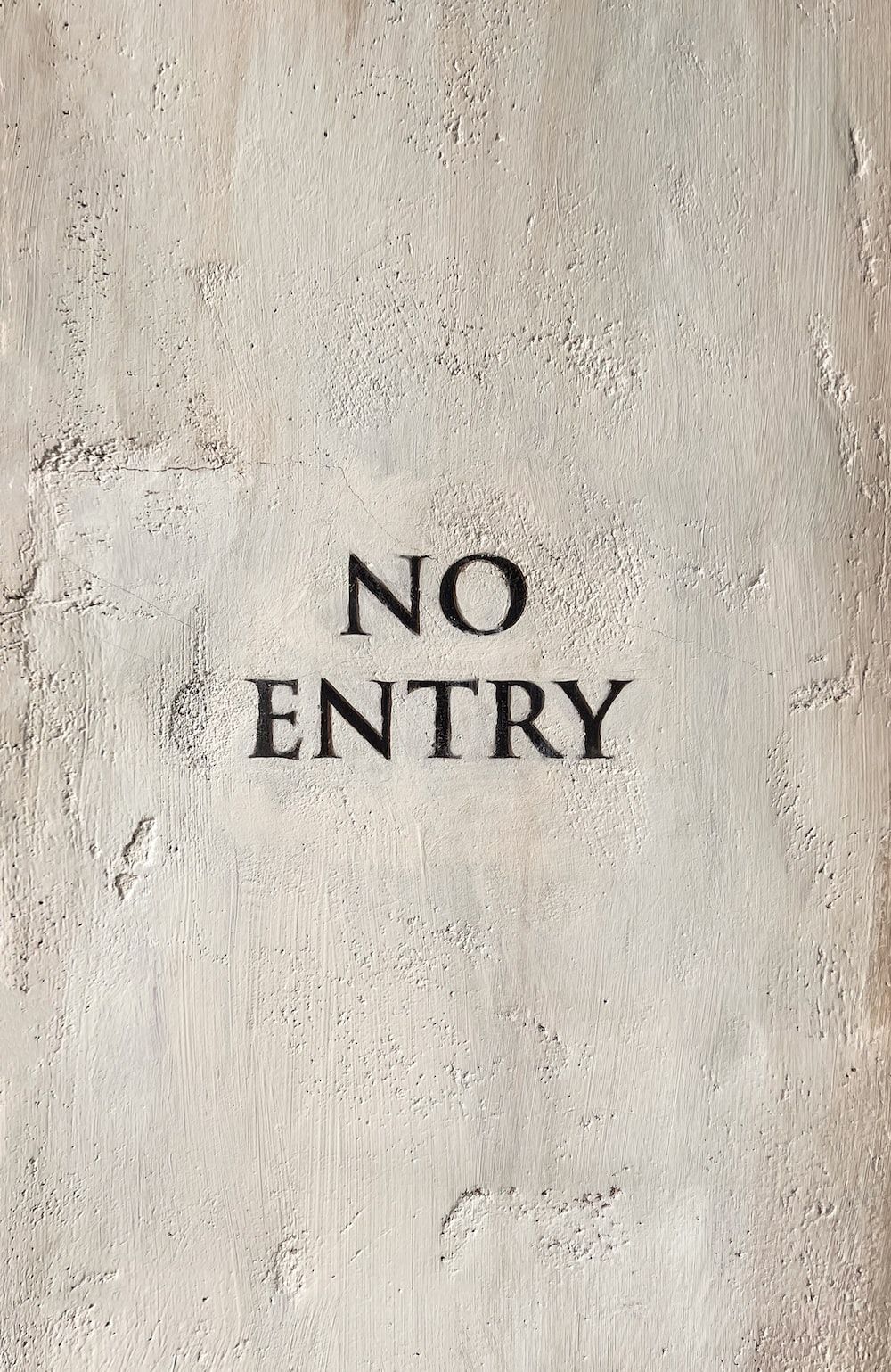 1000x1539 A sign that says no entry on a wall photo