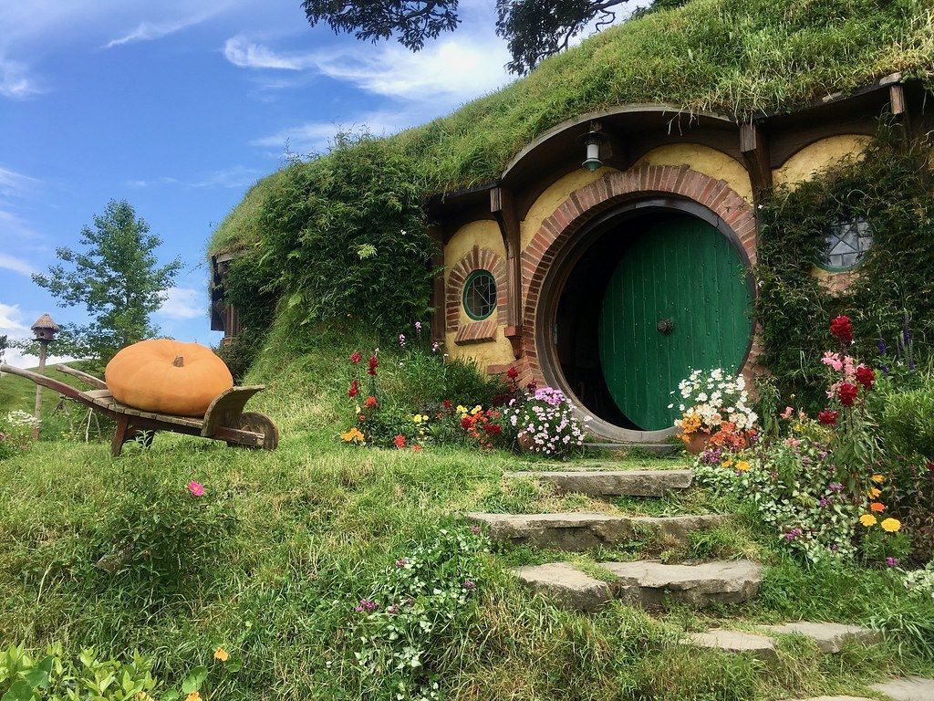 1024x768 Hobbiton Movie Set. Bag End at The Shire from the Lord of t