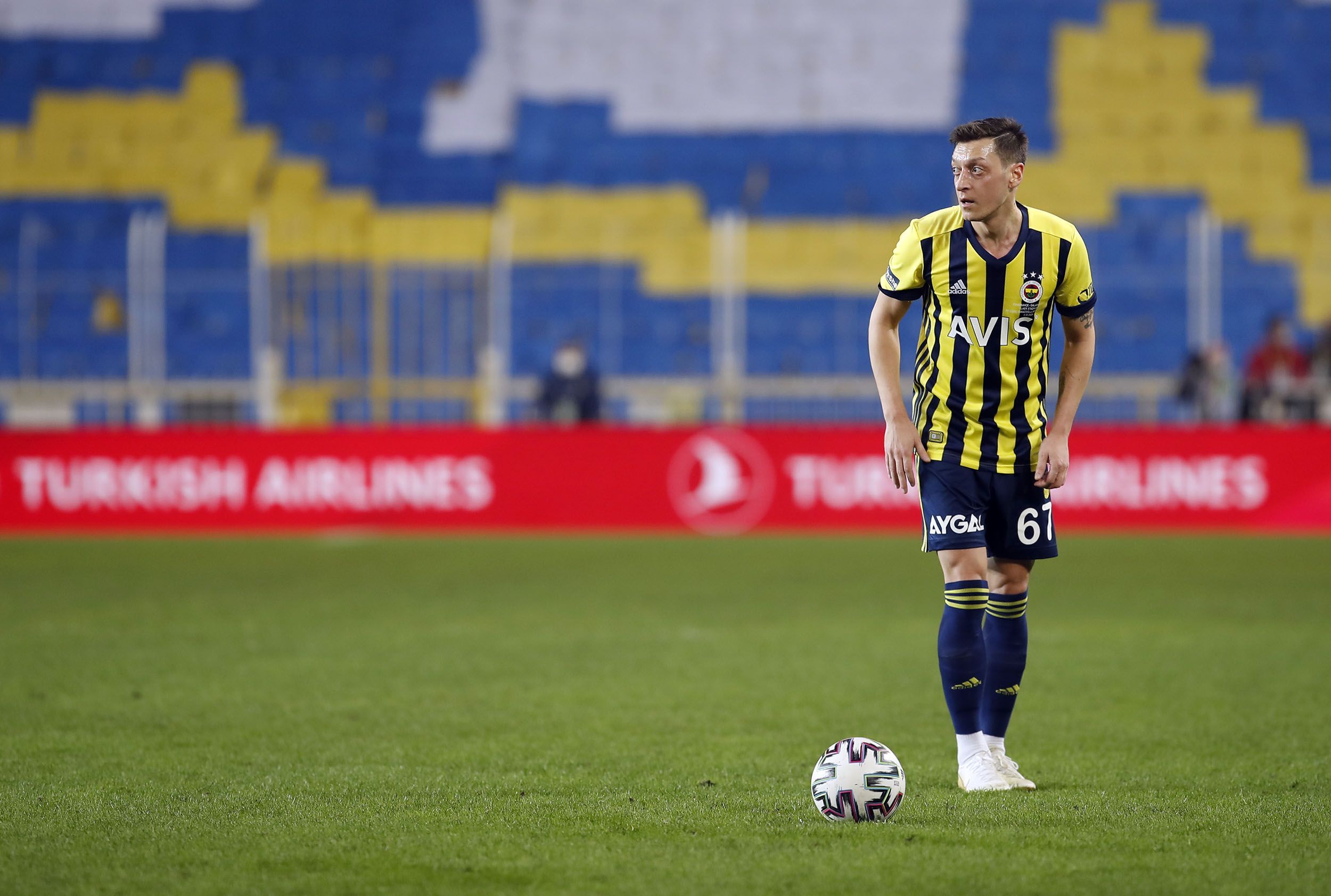 2500x1684 Mesut Ozil, Football Player, German, Fenerbahçe, Galatasaray S.K., soccer, menx1684 Wallpaper