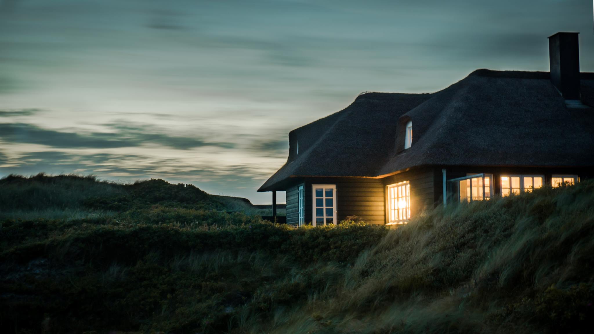 2048x1152 Gray House With Fireplace Surrounded by Grass Under White and Gray Cloudy Sky · Free