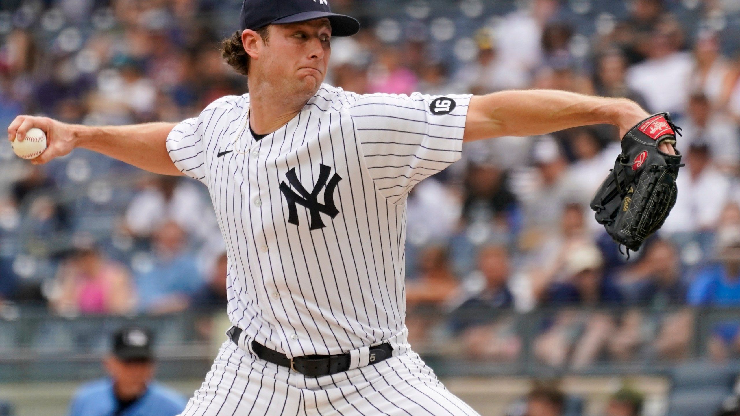 2560x1440 Cole pitches streaking Yanks past Twins; Sunday's game PPD
