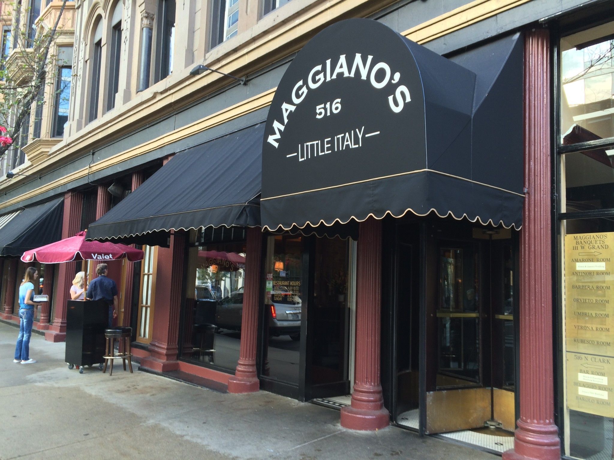 2048x1536 Maggiano's Little Italy Hosts Dueling Piano Wedding