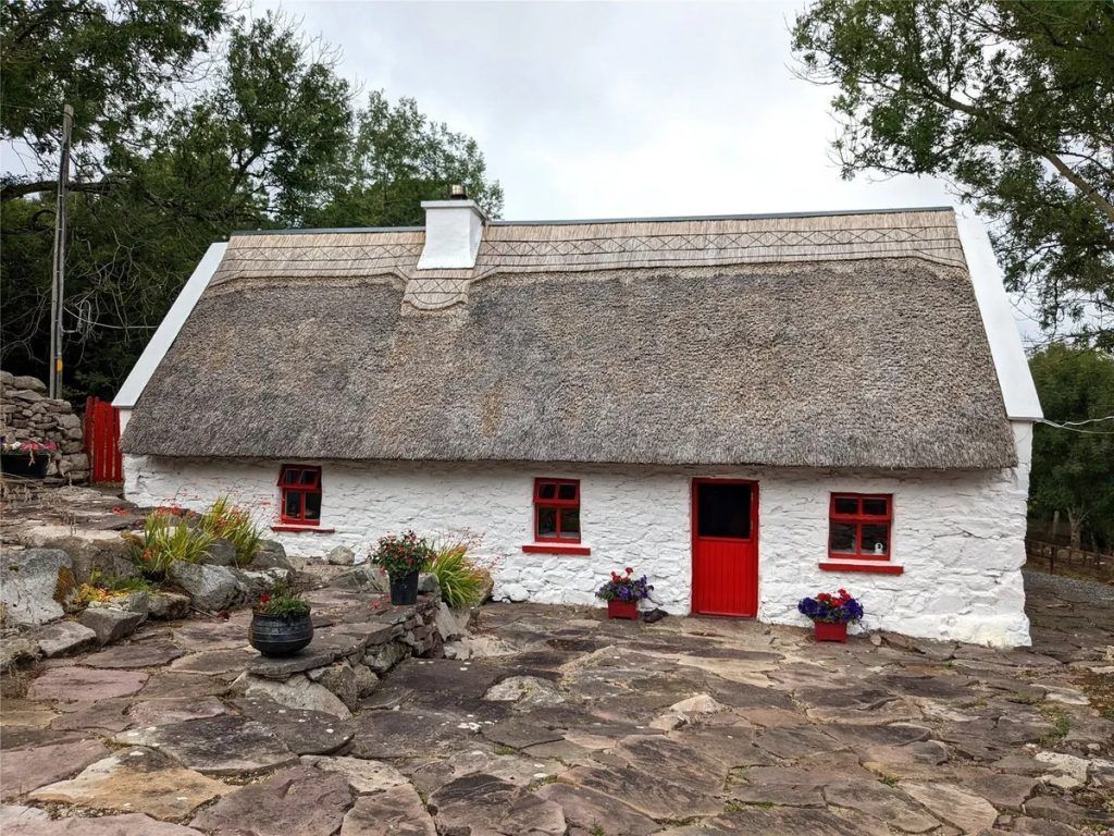1024x768 Our 3 favourite thatched roof cottages in Ireland right now [November 2022] Coast & Country
