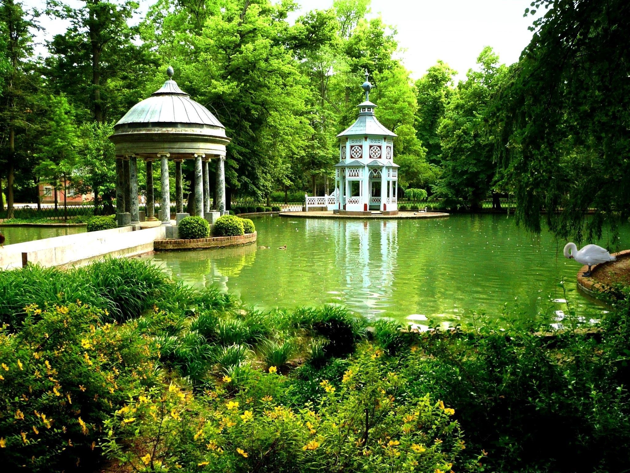 2048x1536 Spain, Gardens, Pond, Shrubs Gallery HD Wallpaper