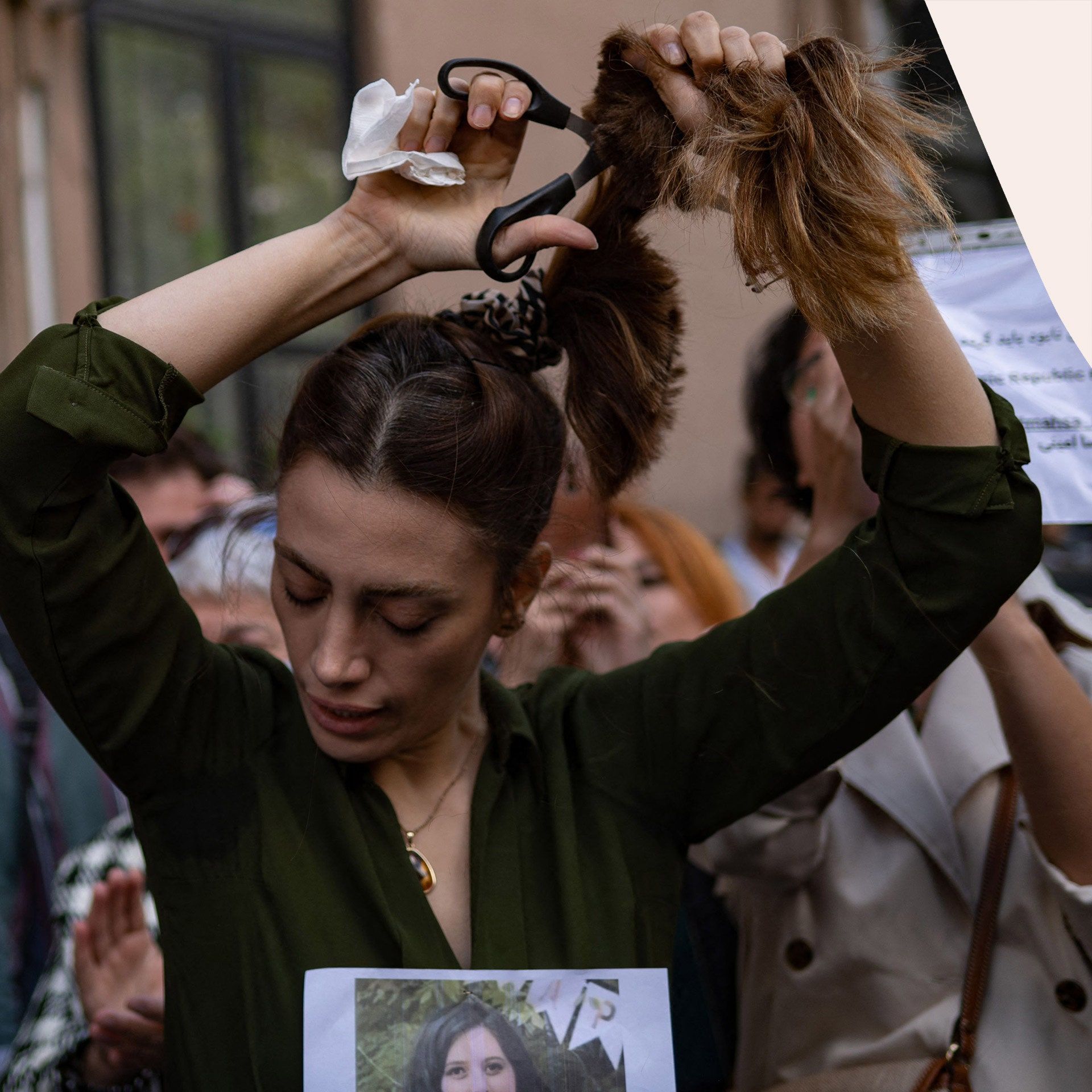 1920x1920 Mahsa Amini: Iranian women are cutting their hair to protest her death