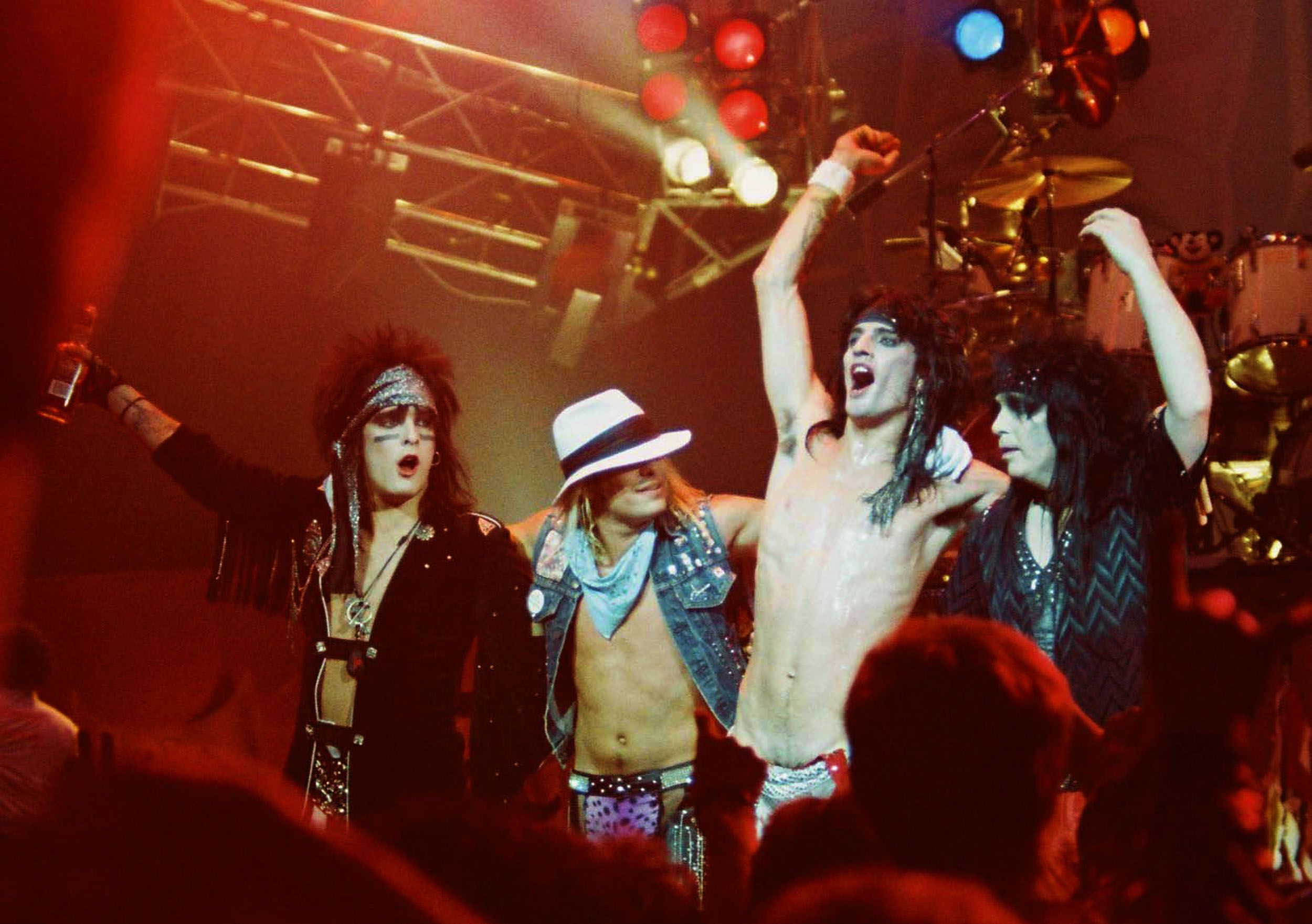 2500x1762 Motley Crue Photo of Motley Crue Partying and Playing Music in the 1980s