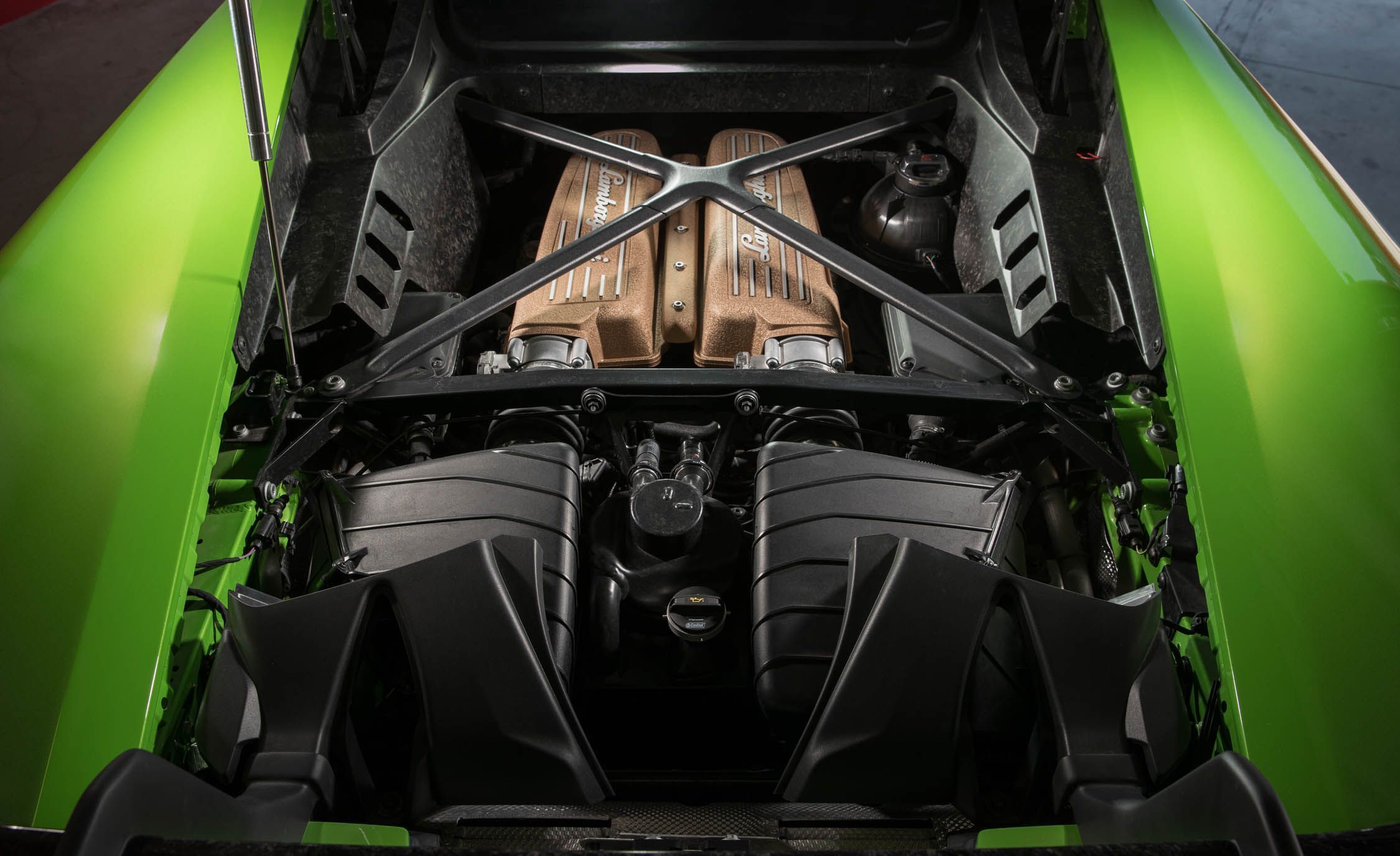 2250x1375 Lamborghini Huracán Performante Engine Wallpaper (76)