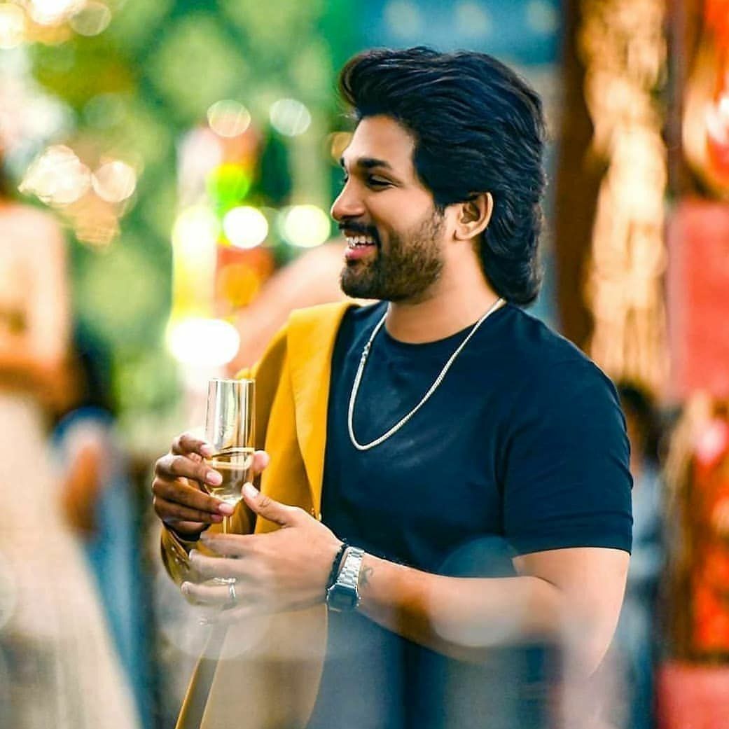 1041x1041 Candid photohoot Wallpaper Download