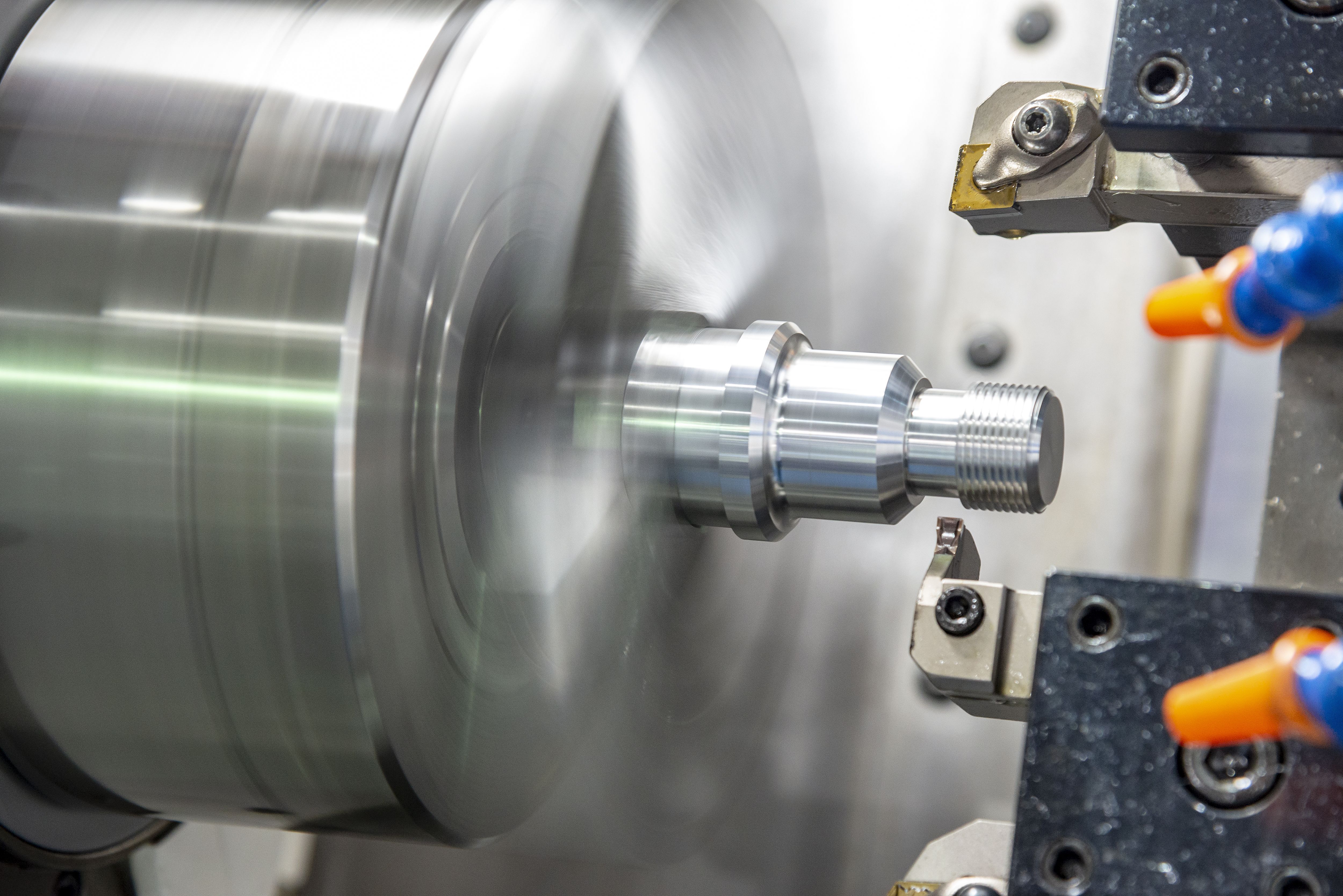 5000x3338 Threading On A Lathe. Modern Machine Shop