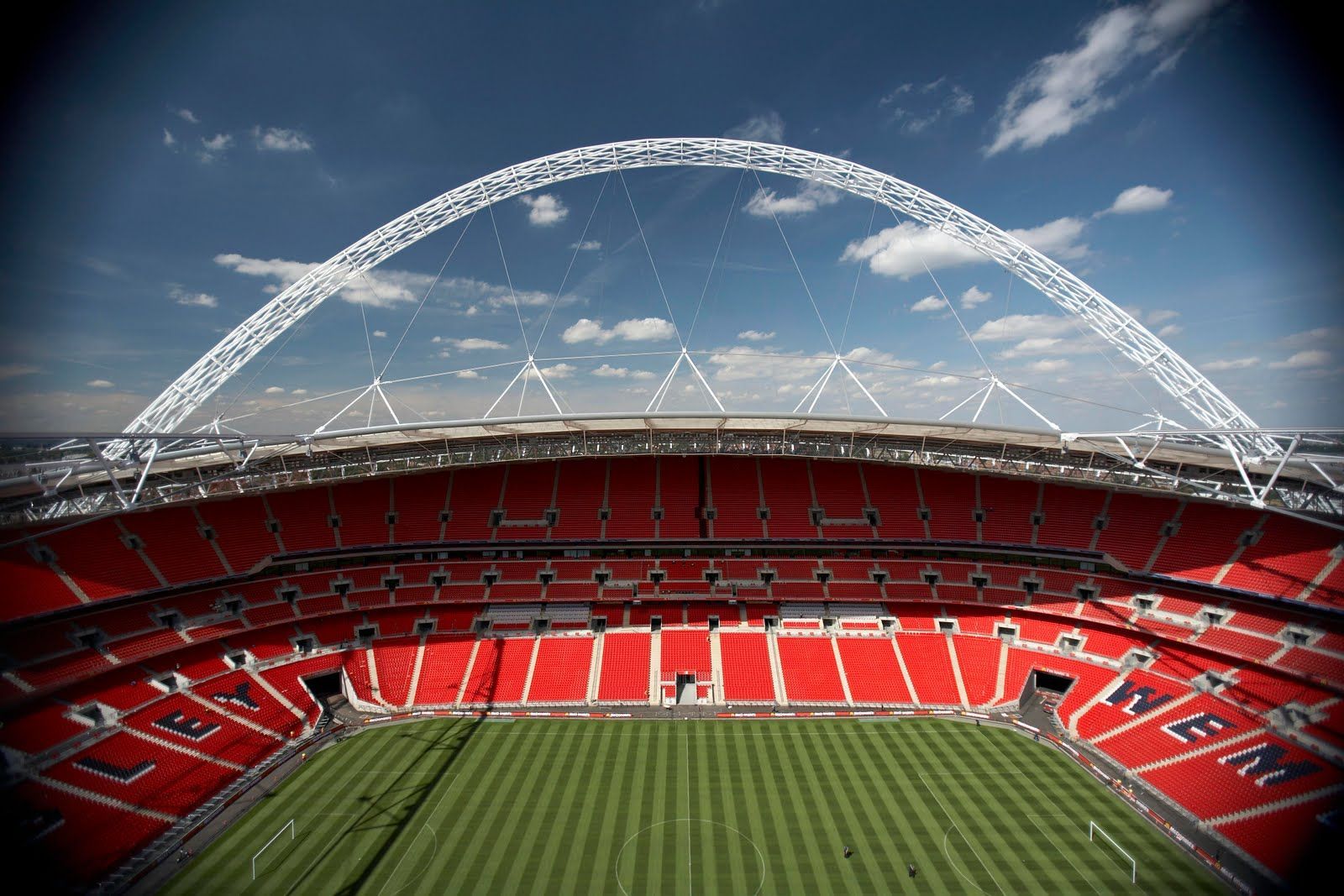 1600x1067 CPL Transport move the largest part of Wembley Stadium roof