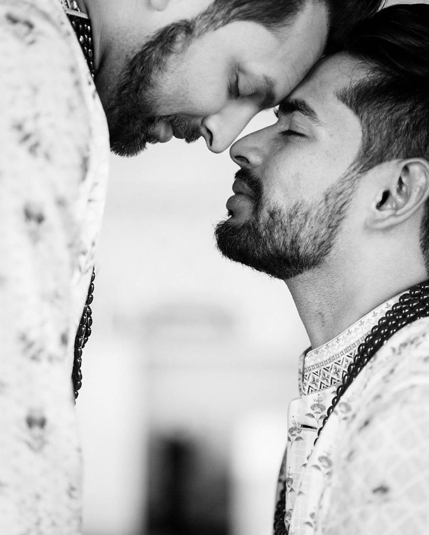 880x1099 Gay Indian Couple Holds A Traditional Wedding Ceremony In A Hindu Temple, And Their Photo Go Viral