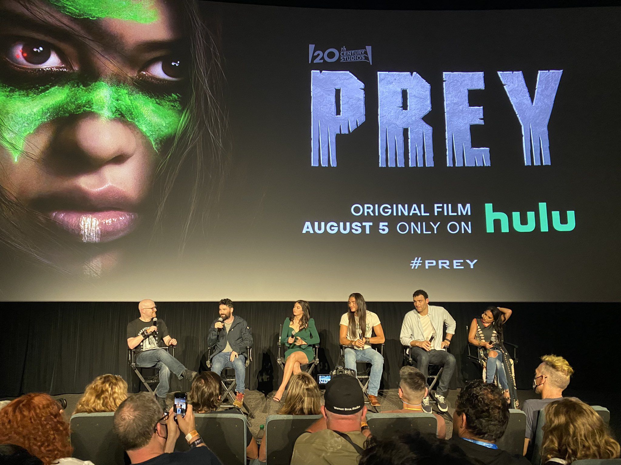 2048x1536 Charles de Lauzirika on X: I'm at the #PREY premiere at #SDCC2022 and this thing justifiably earned a huge, rousing standing ovation. Easily my favorite PREDATOR movie since the original. and