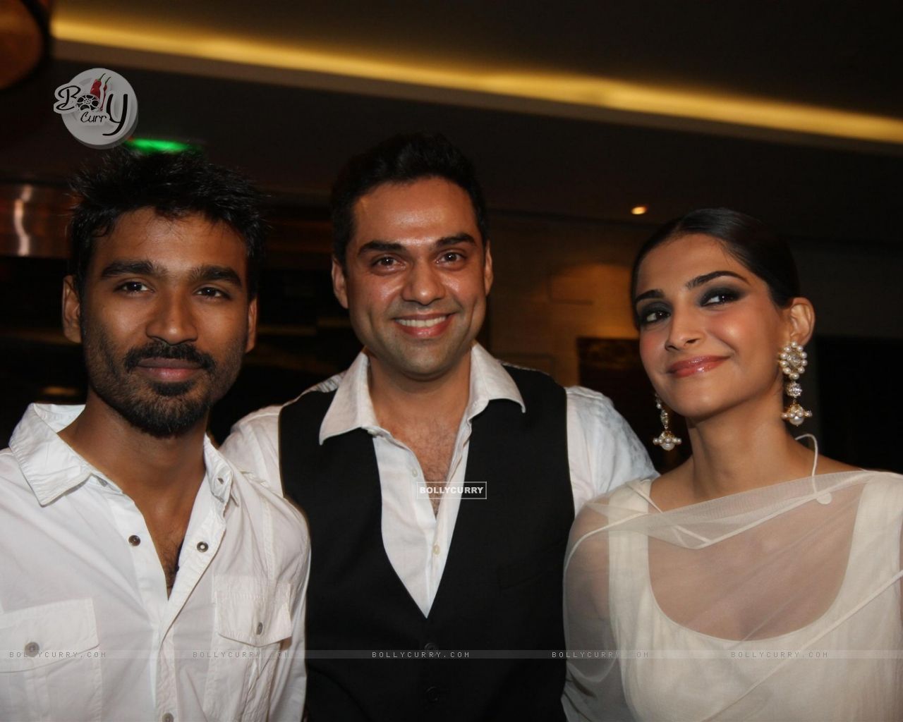 1280x1024 Wallpaper party of film Raanjhanaa size:1280x1024