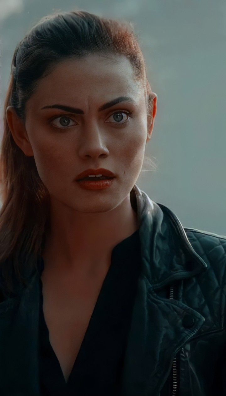 720x1262 Phoebe Tonkin