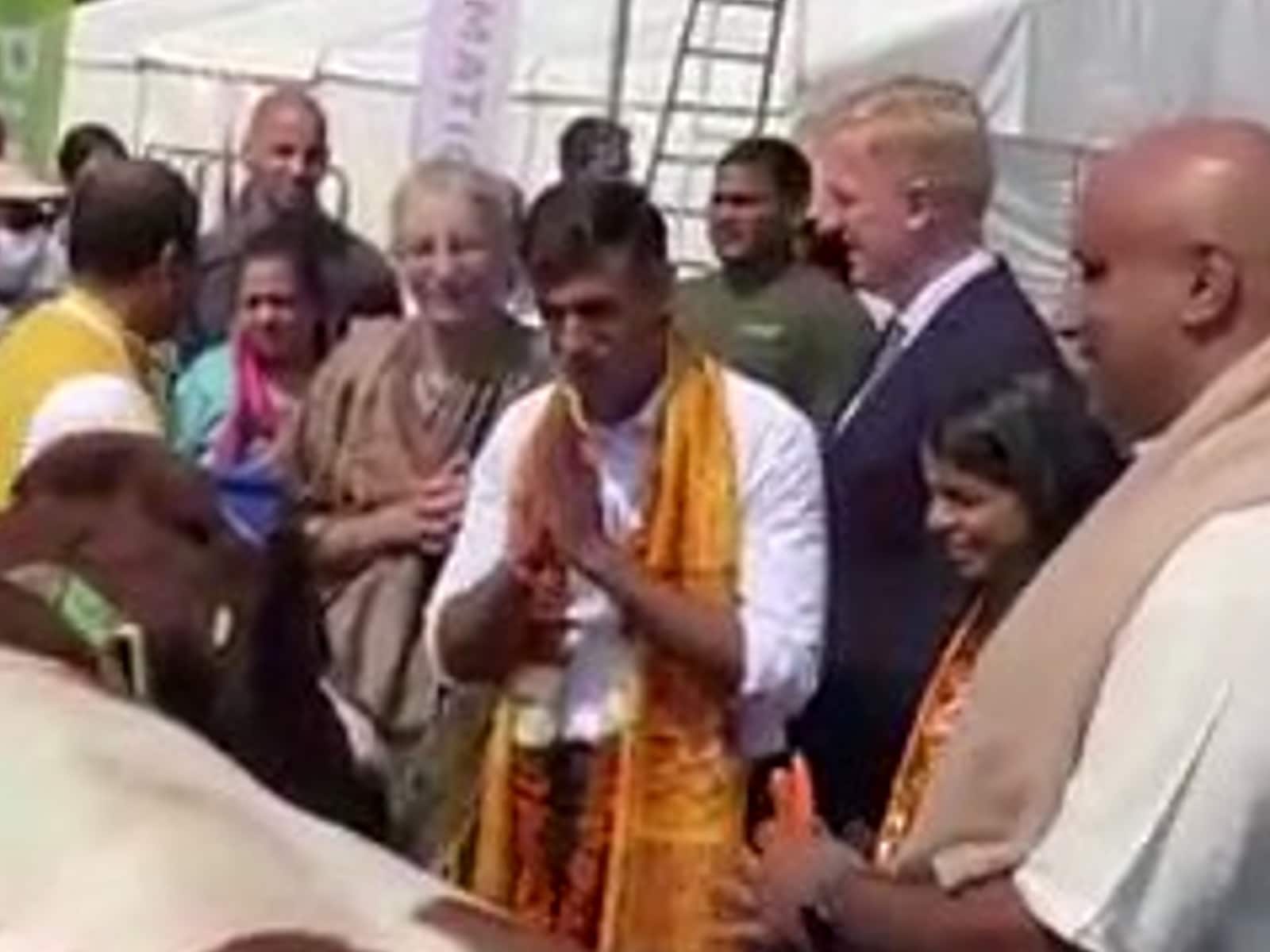 1600x1200 UK PM Contender Rishi Sunak, Wife Akshata Murthy Perform Gau Puja in London