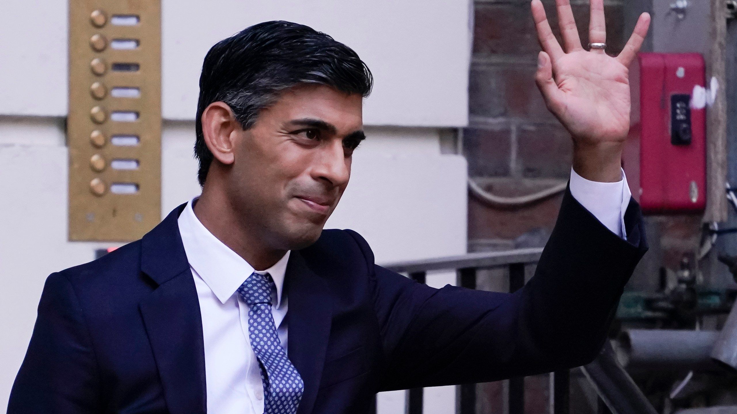 2560x1440 Sunak Takes Over As UK Prime Minister Amid Economic Crisis