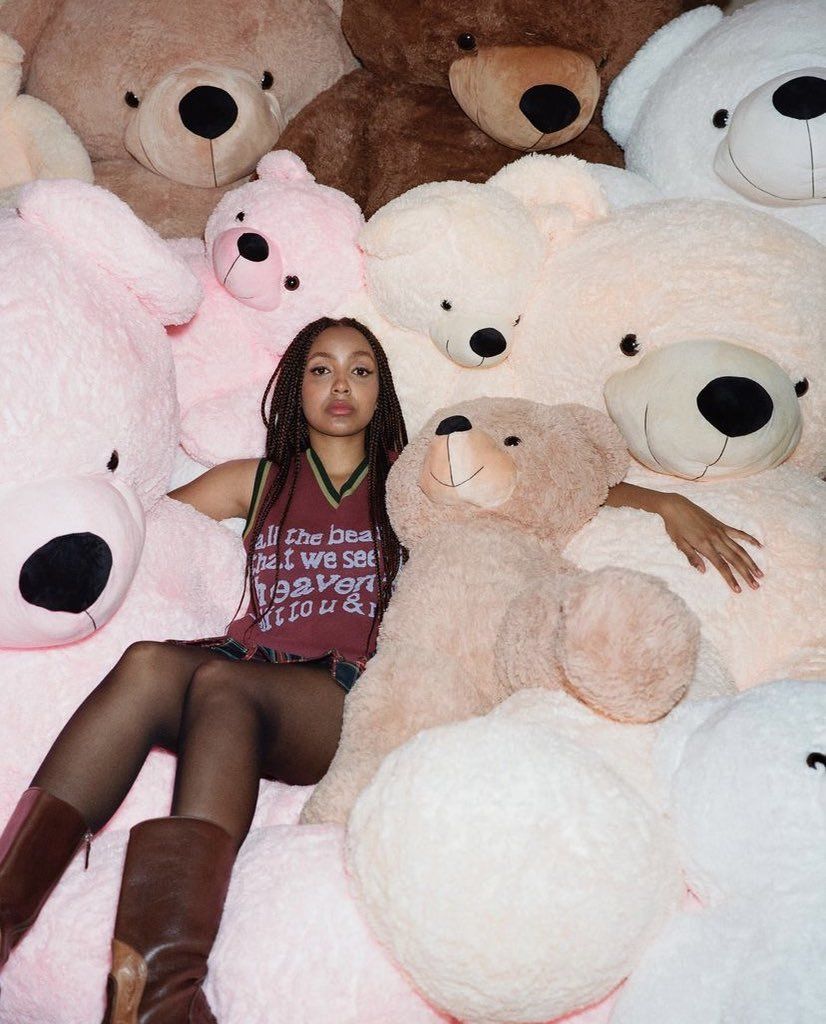 826x1024 PinkPantheress Wallpaper
