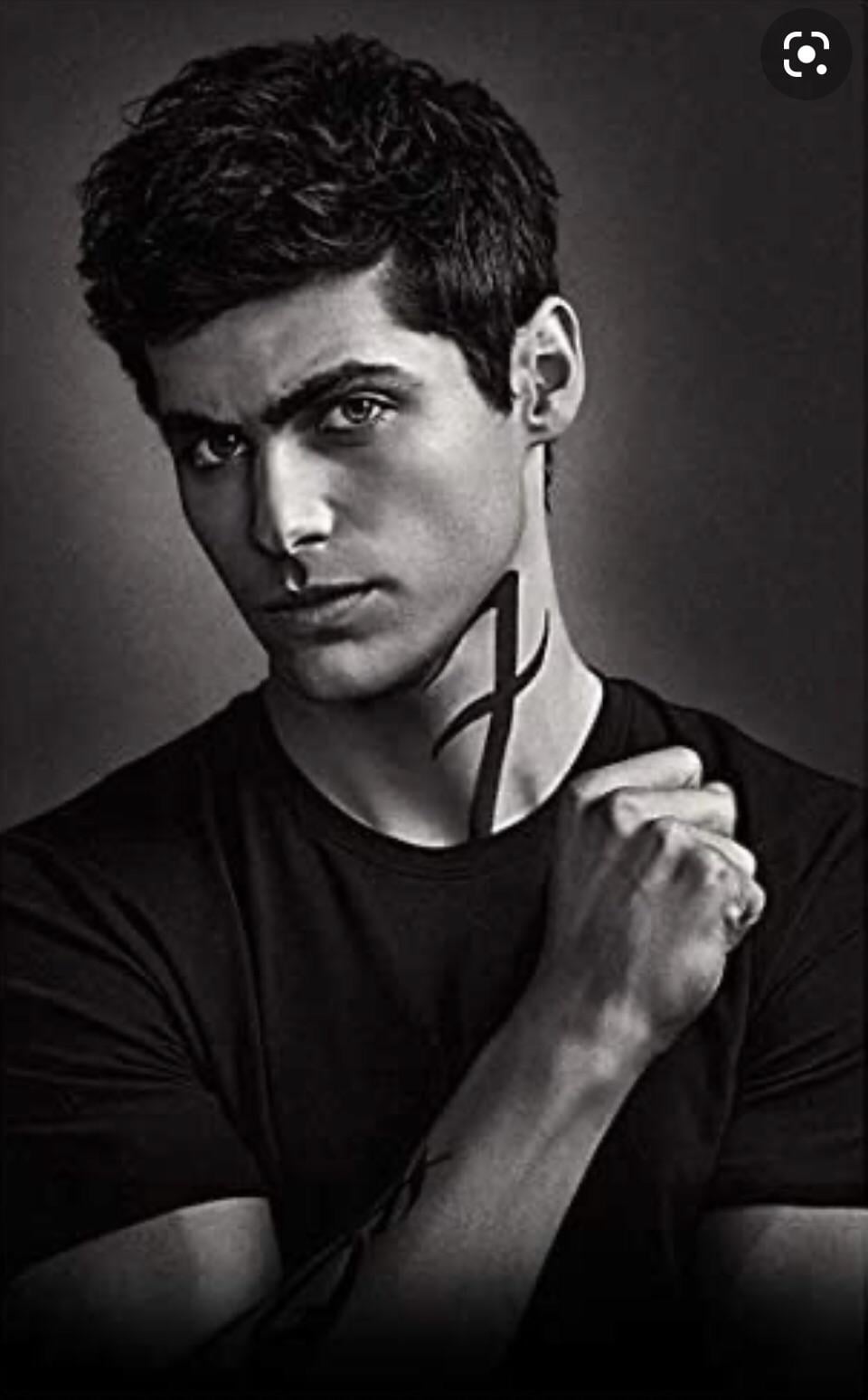 960x1548 Matthew daddario as Rhys- Margot Robbie as Mor