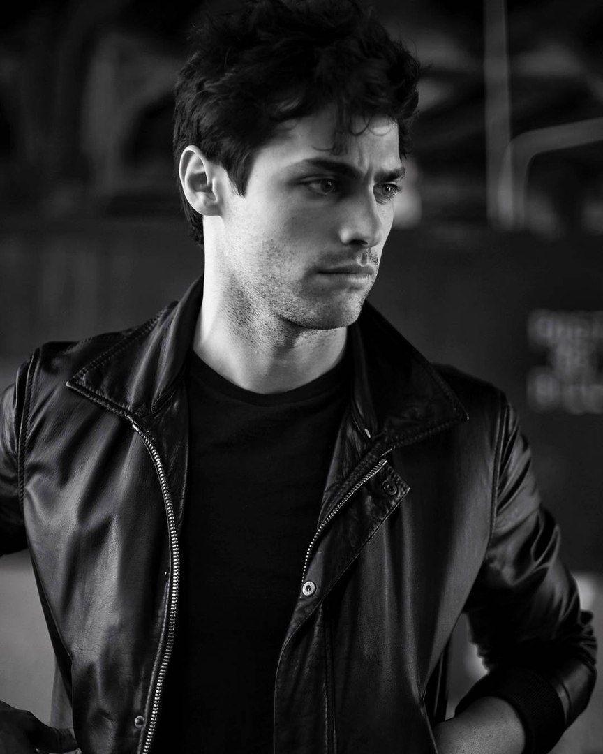 864x1080 Matthew Daddario Wallpaper