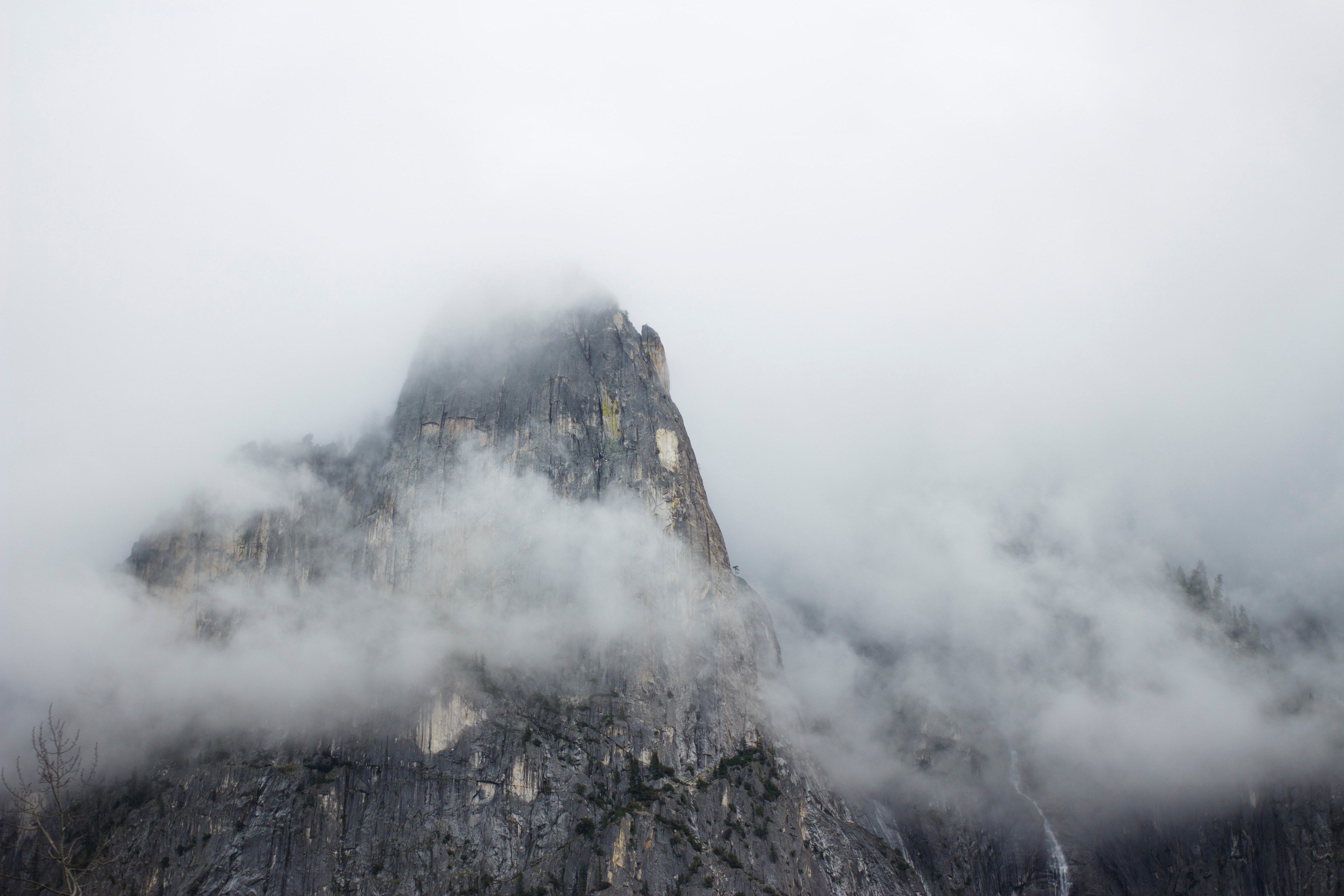 3840x2560 Wallpaper / rocky mountain peak in yosemite on a foggy day, yosemite national park in fog 4k wallpaper free download