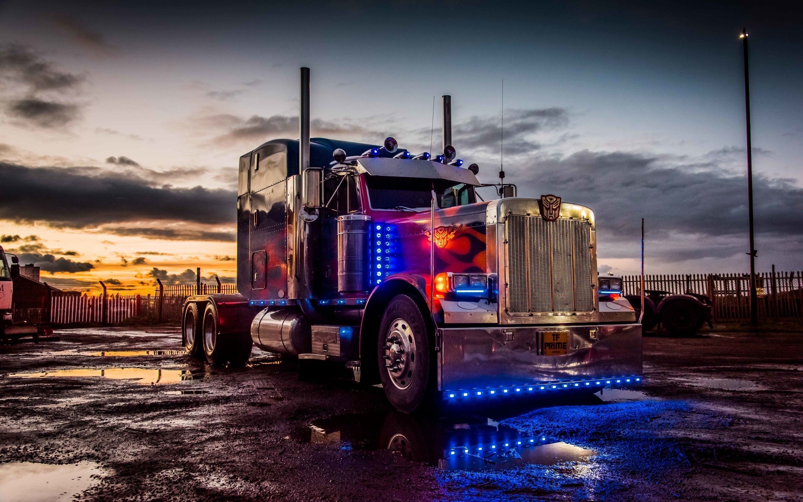 2560x1600 Semi Truck Desktop Wallpaper