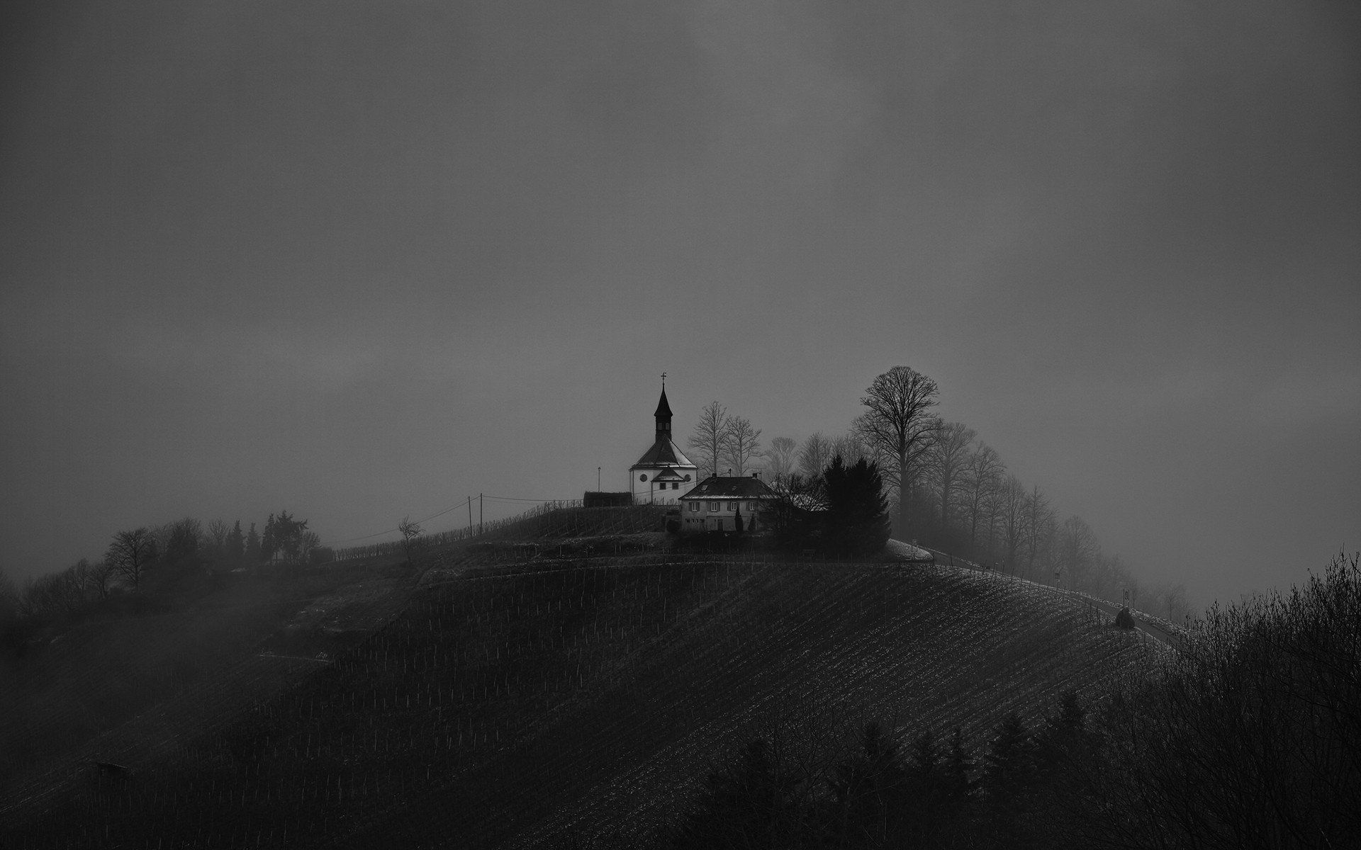 Dark farms. Церковь в тумане. Церковь в тумане в лесу. Туман Церковь  лес ночью. Домик на Холме.