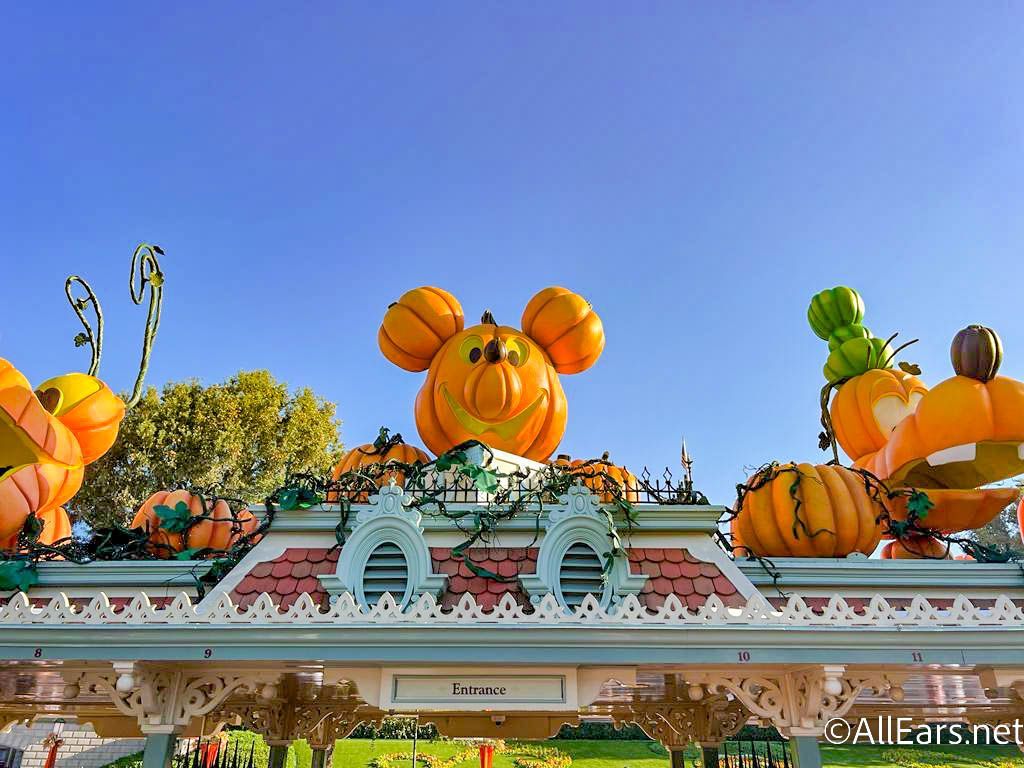 1024x768 We Can't Get Over Mickey and Minnie's NEW Halloween Costumes