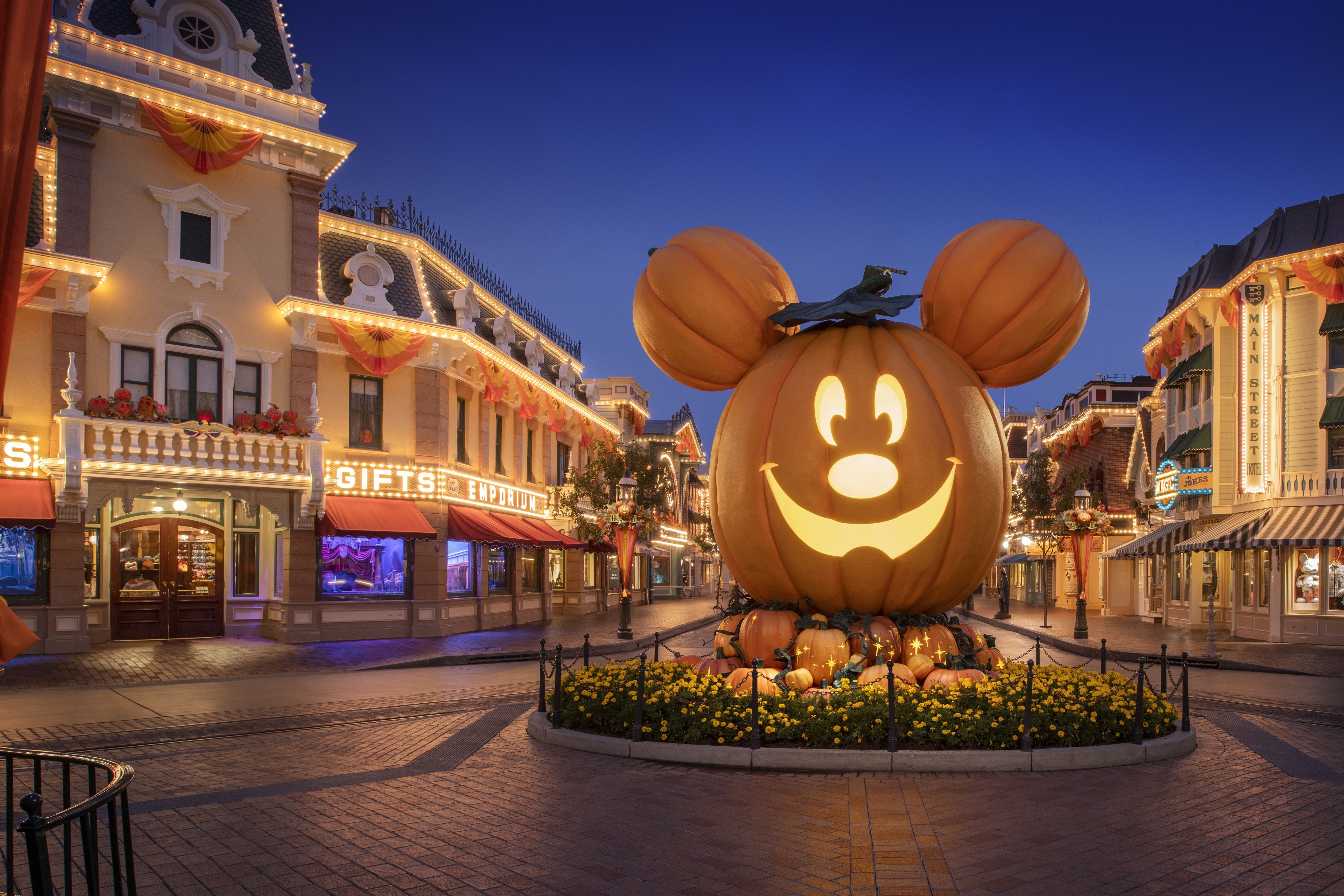 5568x3712 Thrills & Chills at the Disneyland® Resort for Halloween Time