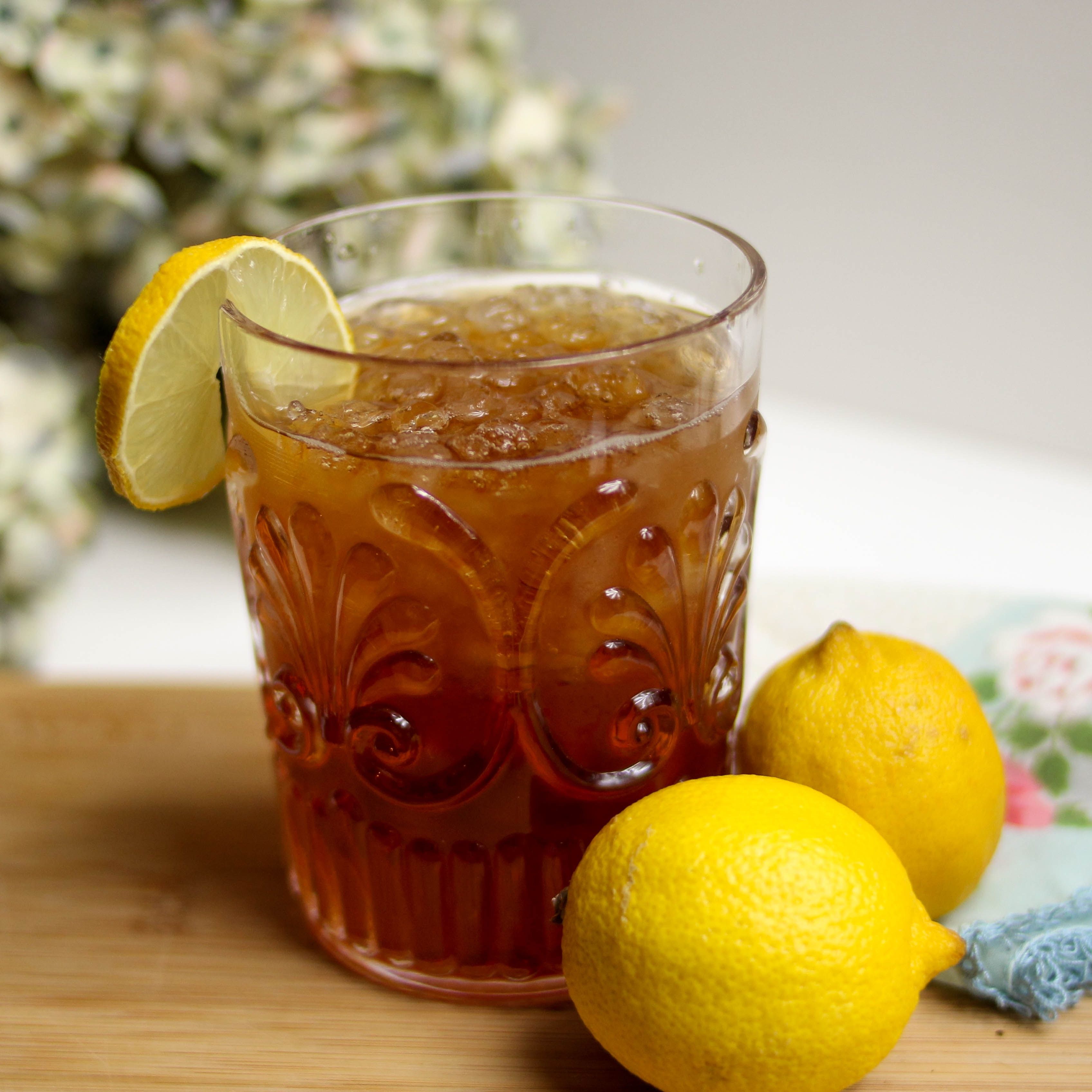Холодный чай в домашних условиях. Чай с лимоном. Напитки со льдом. Чай с лимоном и льдом. Чай с лимоном в стакане.