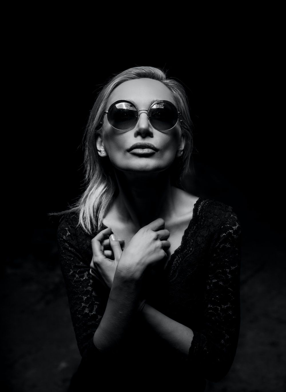 1000x1369 Black And White Girl Picture [HD]. Download Free Image
