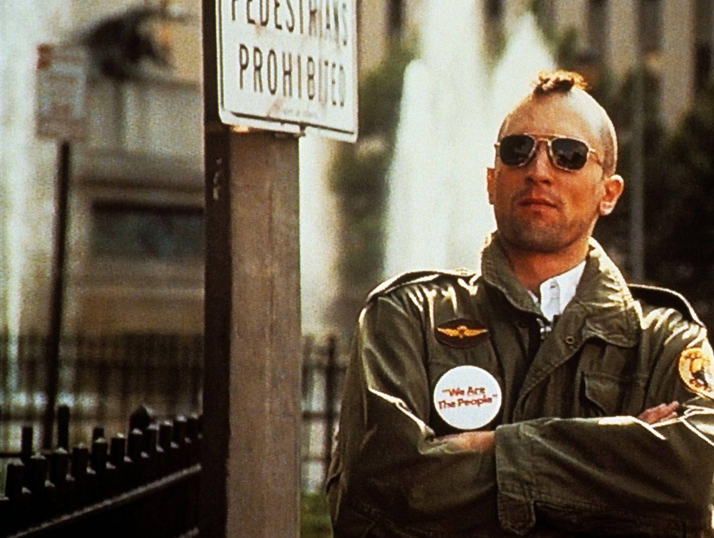 1425x1074 Download Taxi Driver Travis Bickle Look Wallpaper
