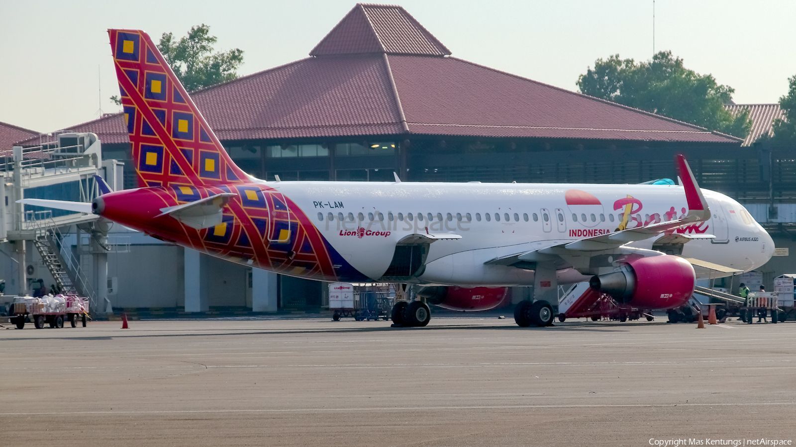 1600x900 Batik Air Airbus A320 214 (PK LAM). Photo 504379 • NetAirspace