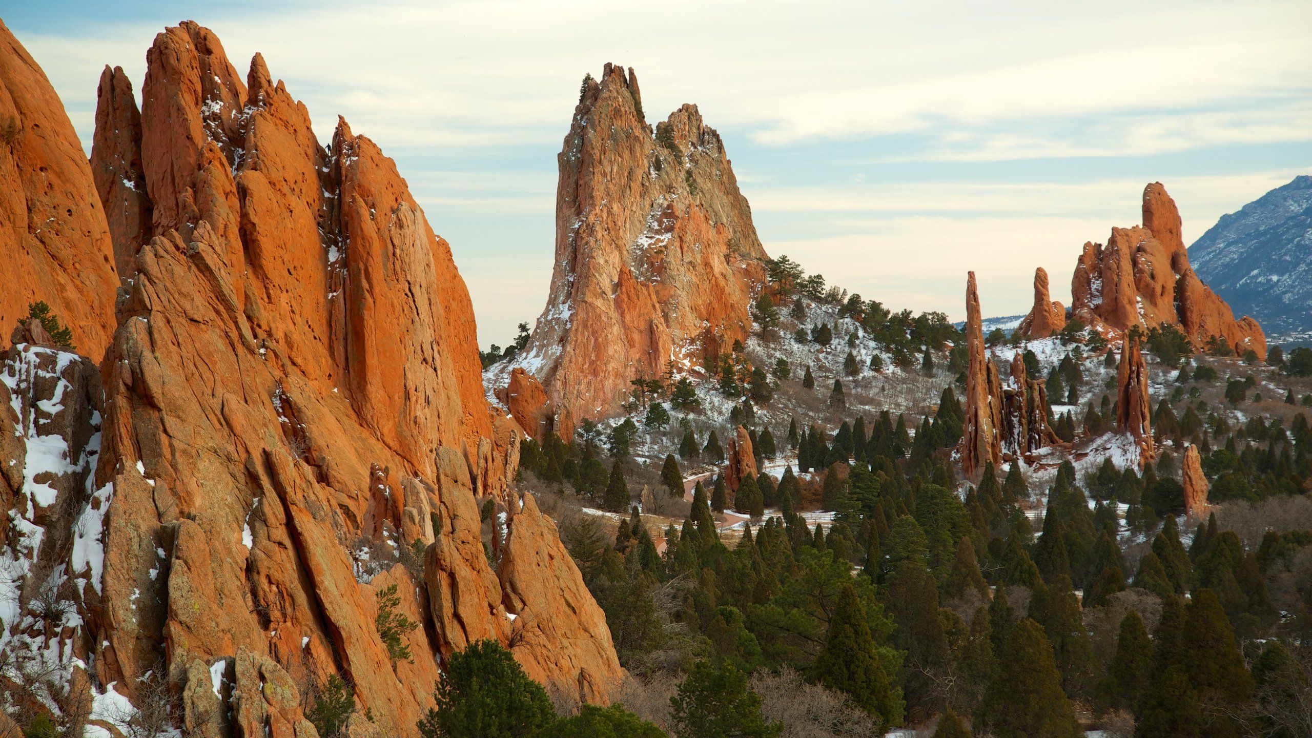 2560x1440 Garden of the Gods in West Colorado Springs and Activities