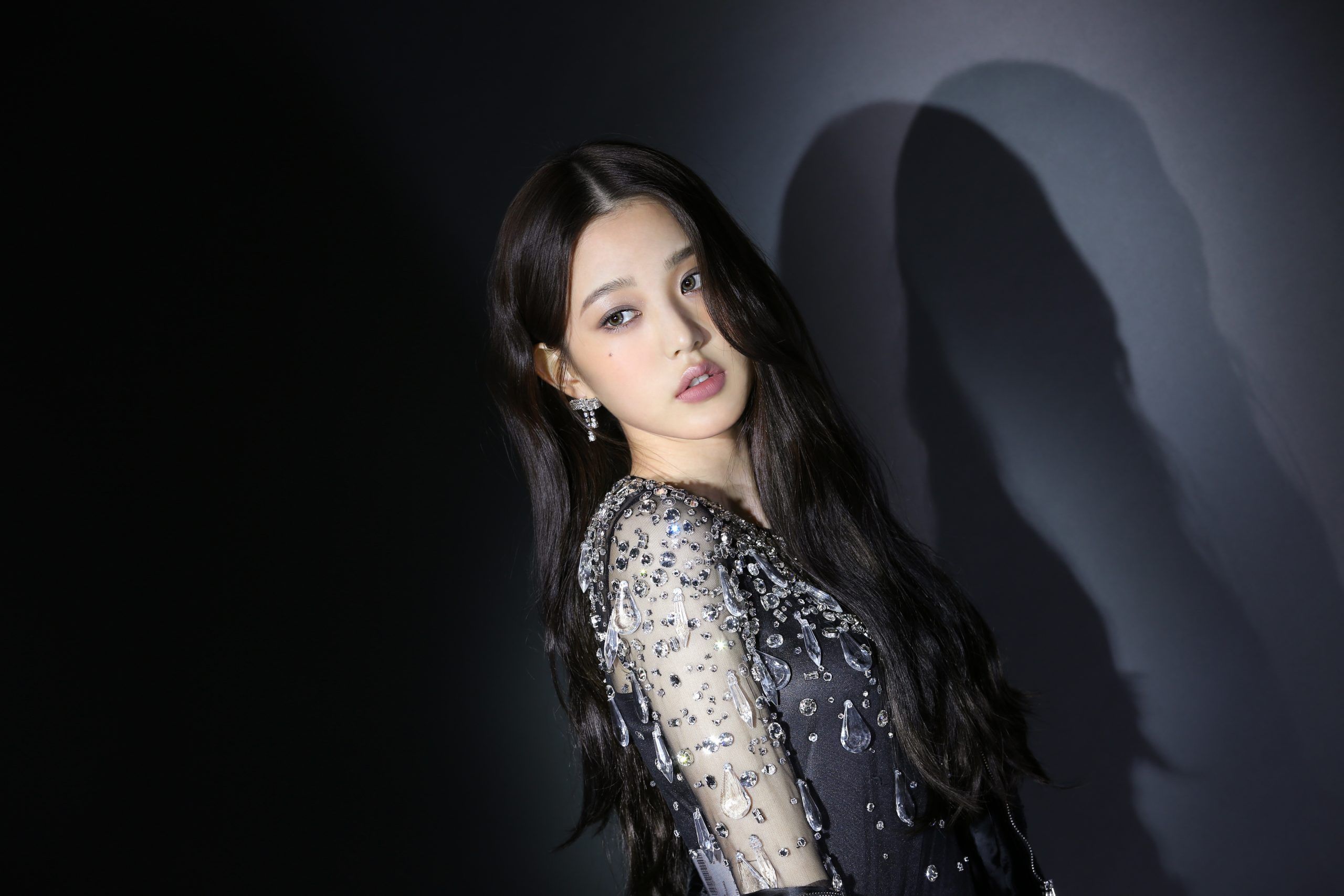2560x1707 IVE's WonYoung For Harper's BAZAAR Korea Magazine December Issue Behind The Scene