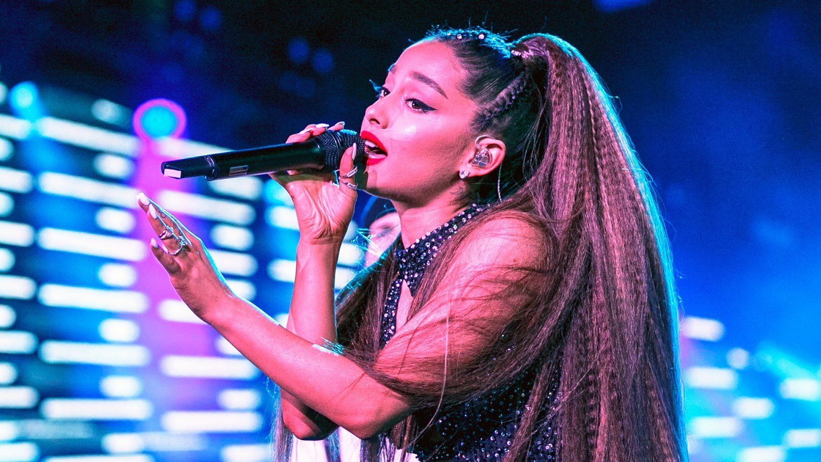 1600x900 Ariana Grande May Have Revealed Engagement Ring From Pete Davidson