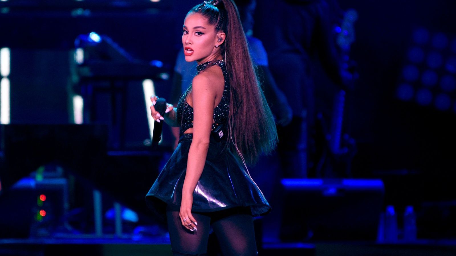 1600x900 On the Charts: Ariana Grande's 'Thank U, Next' Holds Number One