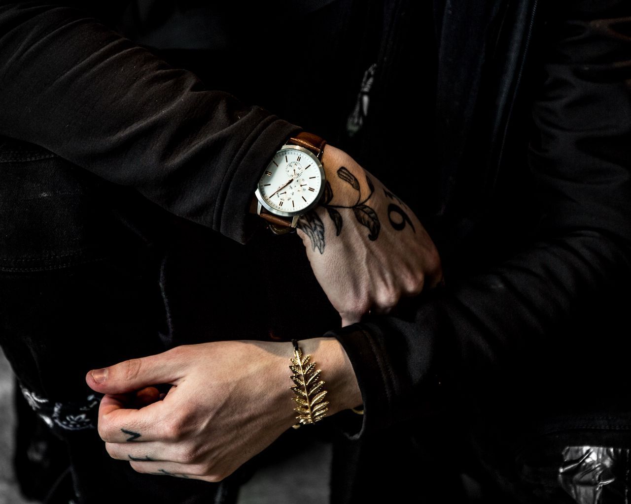 1280x1024 Download wallpaper 1280x1024 wristwatch, hand, tattoo, bracelet, accessory standard 5:4 HD background