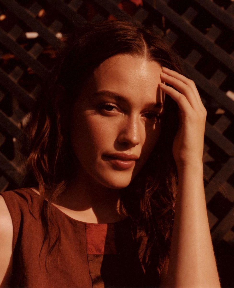 976x1200 Victoria Pedretti wallpaper