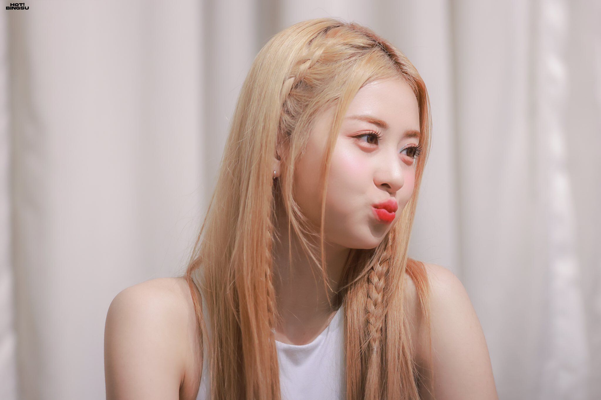 2048x1366 LE SSERAFIM Yunjin