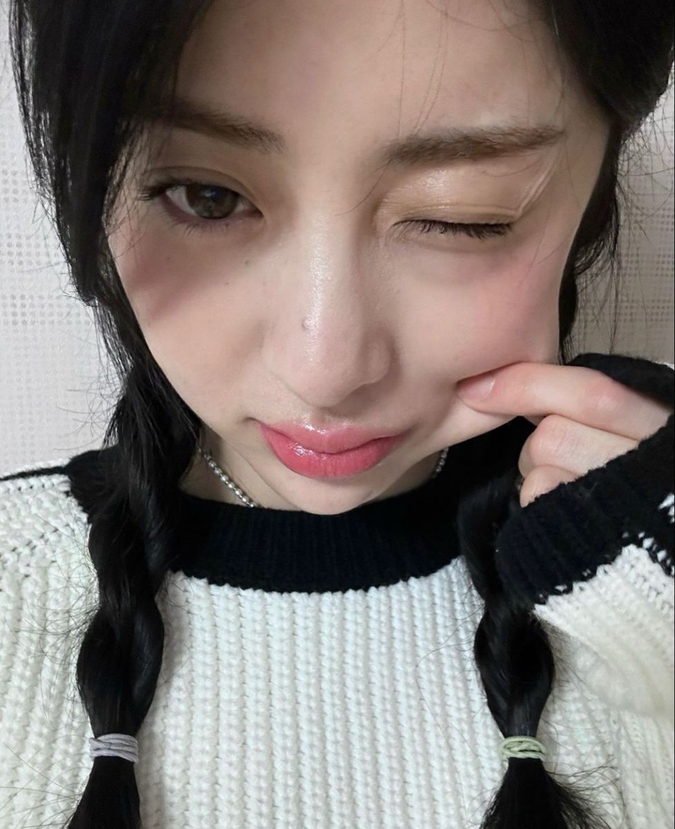 977x1200 huh yunjin