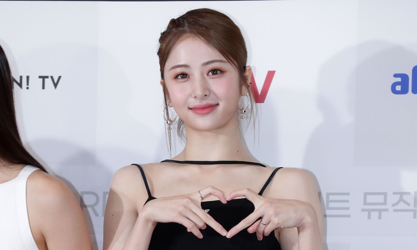 1440x864 LE SSERAFIM's Huh Yunjin Announces New Solo Song 'Love You Twice'
