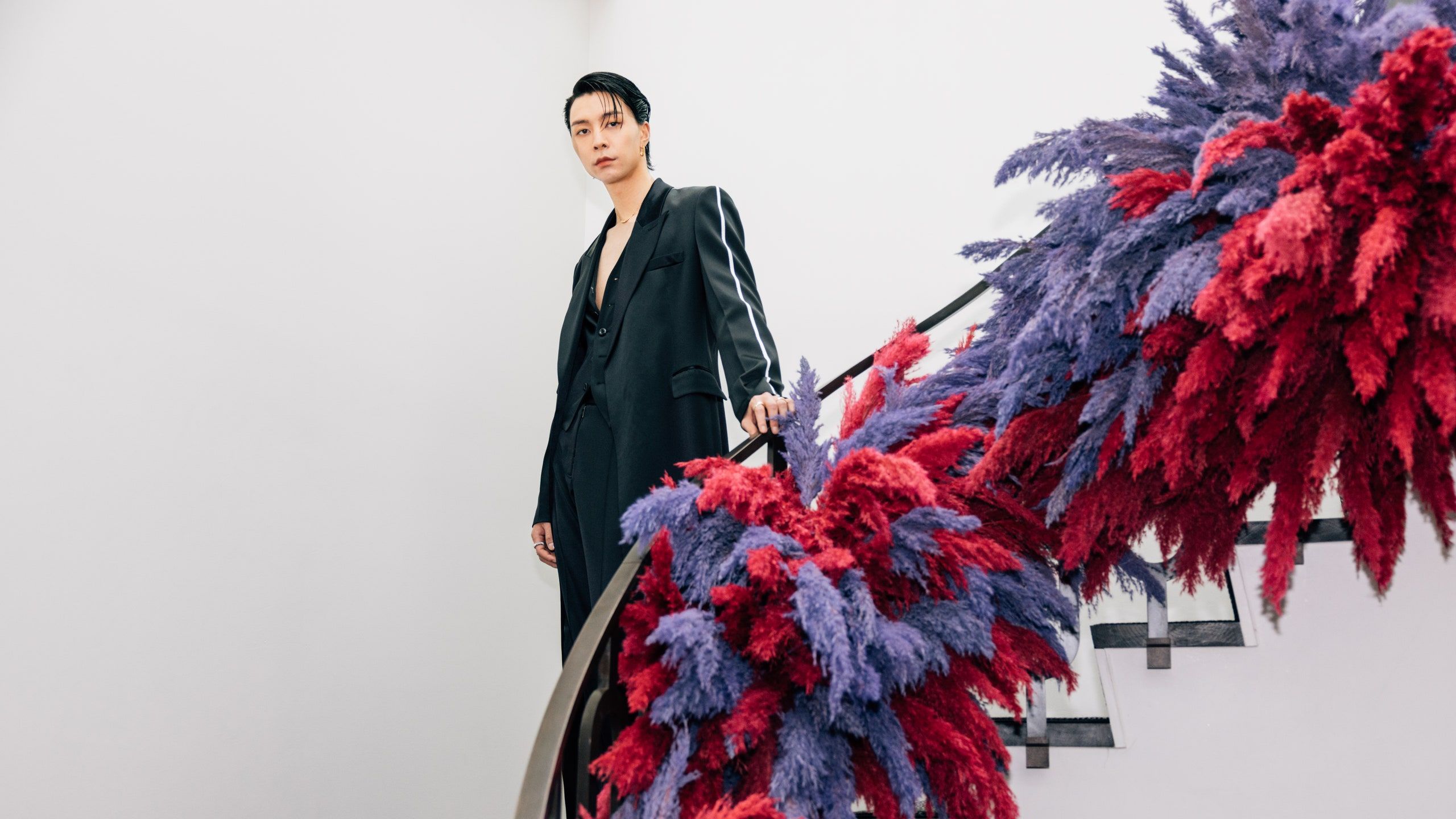 2560x1440 NCT's Johnny Suh on His Debut at Met Gala 2022 & Members' Reactions