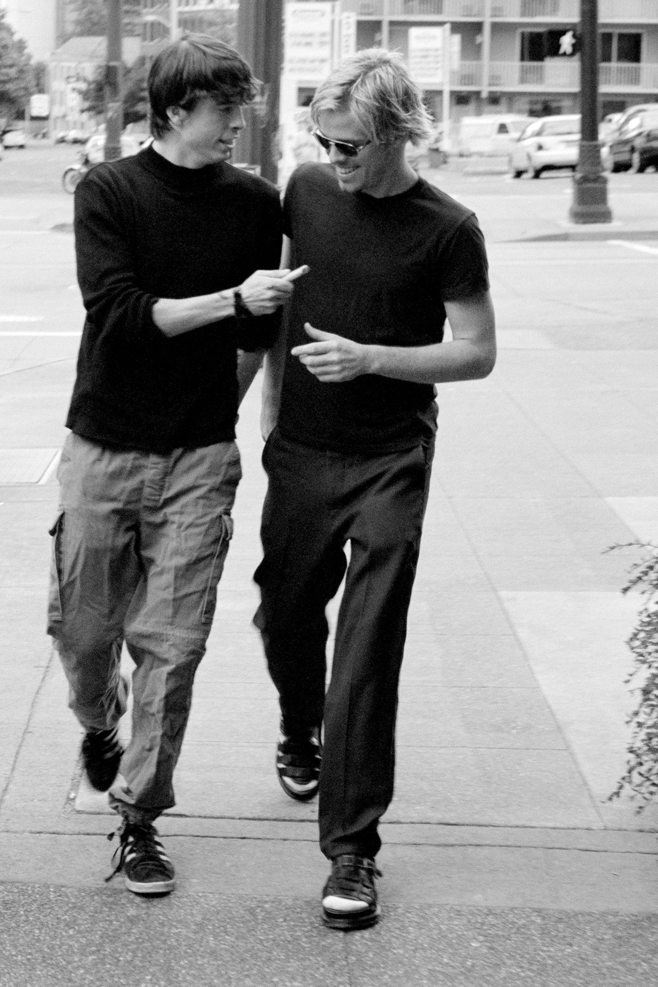 1334x2000 Dave Grohl and Taylor Hawkins, Seattle, 1997. / X