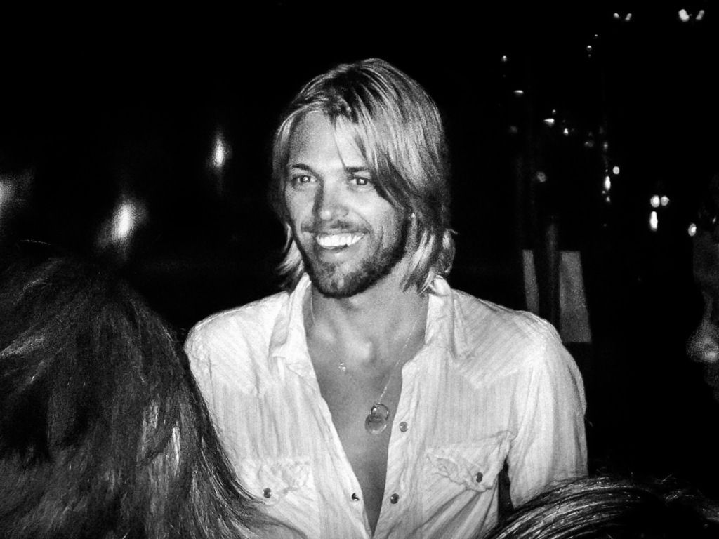 1024x768 Taylor Hawkins, Foo Fighters Drummer, Dead at 50