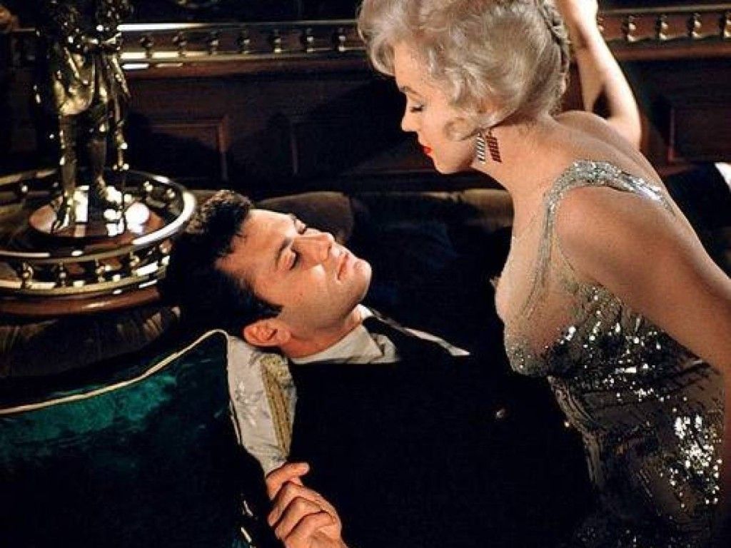 1024x768 Behind the Scene Photo: Some Like it Hot starring Marilyn Monroe. Marilyn monroe movies, Marilyn monroe, Tony curtis